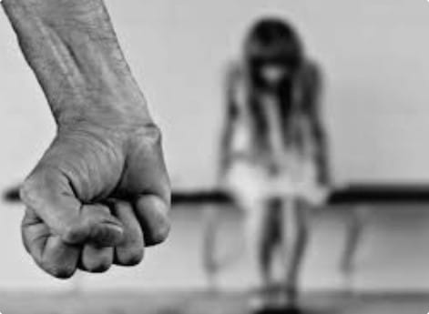 Policía apresa hombre por agresión y amenaza de muerte a su pareja e hija de 3 años, por asuntos pasionales.