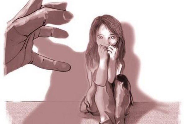 En Moca una mujer agrede a su hija de 7 años con un arma blanca y emprende la huida