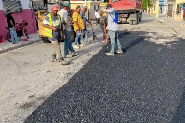 El MOPC avanza en el asfaltado y bacheo de caminos en Barahona y Villa Central