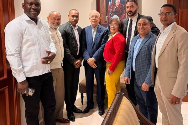 Dicen Danilo juramentó a grupo de dirigentes que retornó al PLD