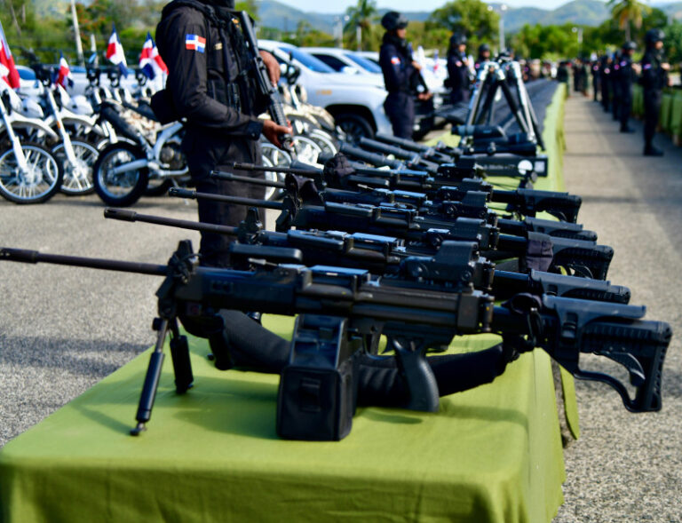 Abinader entrega equipamiento militar y tres blindados FURIA a las Fuerzas Armadas